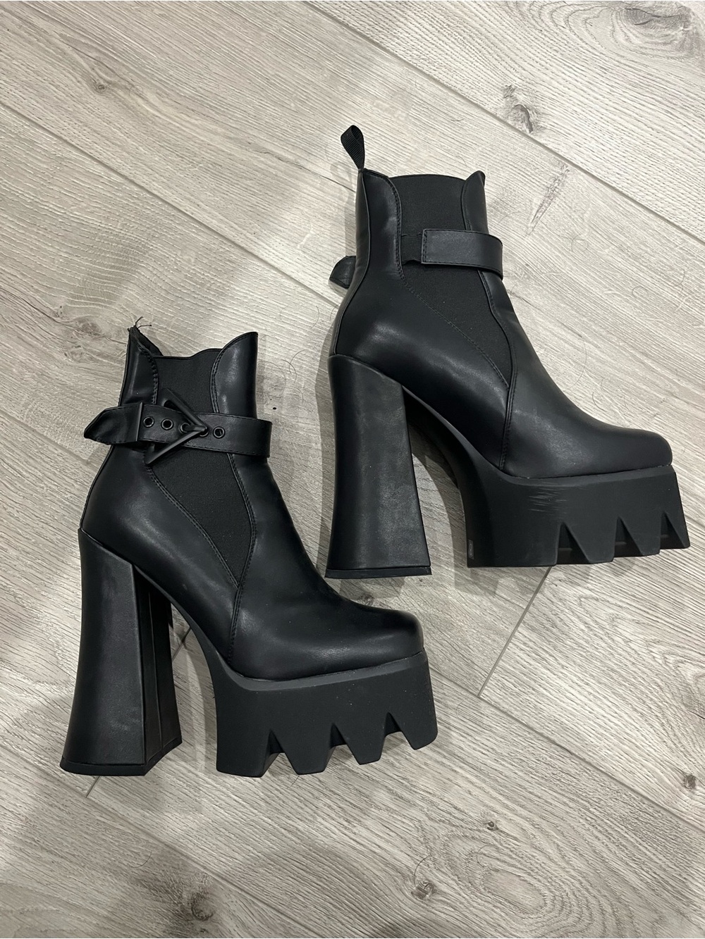LAMODA Platform Ankle Boots